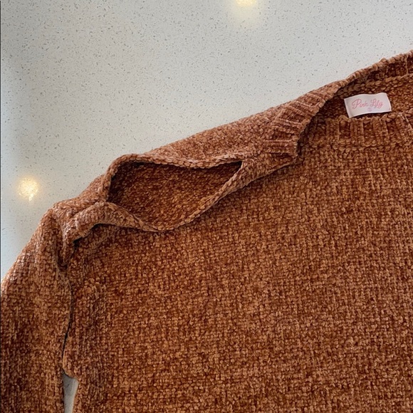 Incredibly soft sweater, unworn/never been washed - Picture 2 of 5